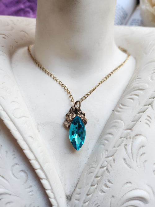 Colección Resonancia Arcana – Colgante de Bronce Hecho a Mano con Cristal Navette Azul Eléctrico