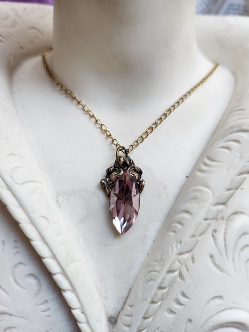 Colección Resonancia Arcana – Colgante de Bronce Hecho a Mano con Cristal Navette Rosa Palo