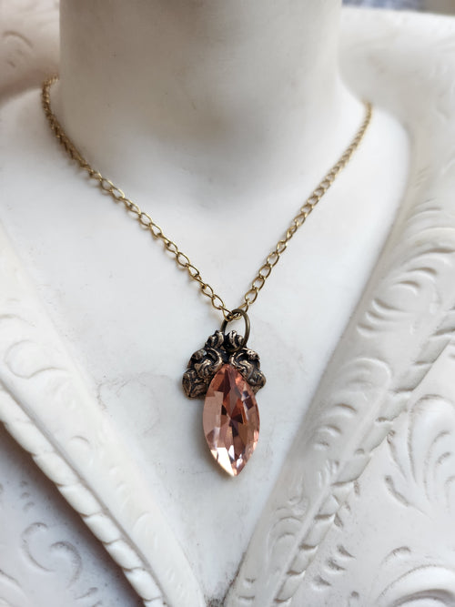 Colección Resonancia Arcana – Colgante de Bronce Hecho a Mano con Cristal Navette Salmón