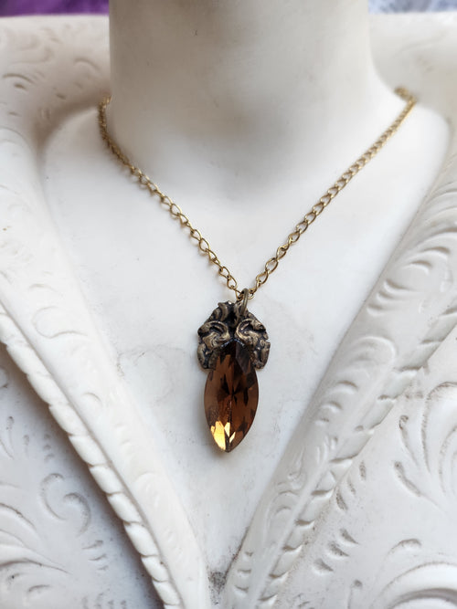 Colección Resonancia Arcana – Colgante de Bronce Hecho a Mano con Cristal Navette Marrón