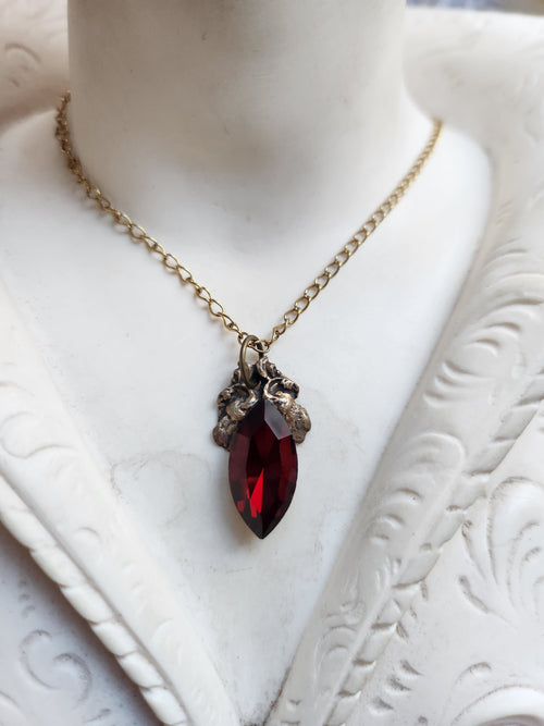 Colección Arcane Resonance – Colgante de Bronce Hecho a Mano con Cristal Navette Rojo Intenso