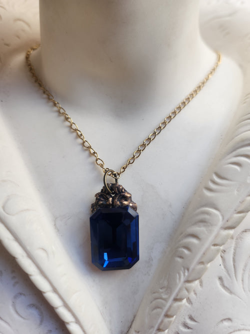 Colección Resonancia Arcana – Dije de Bronce Hecho a Mano con Cristal Octogonal Azul Oscuro