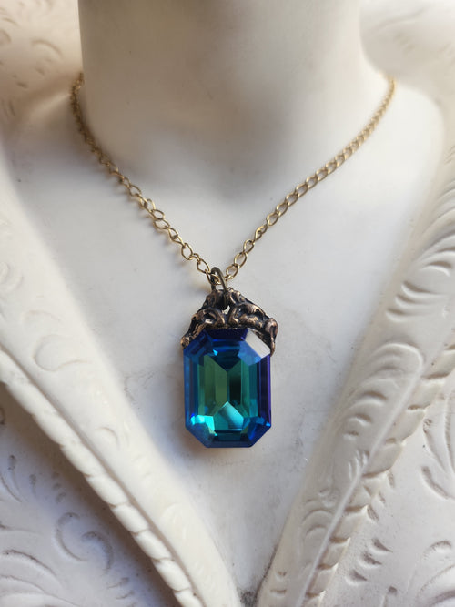 Colección Resonancia Arcana – Colgante de Bronce Hecho a Mano con Cristal Octagonal Azul y Verde