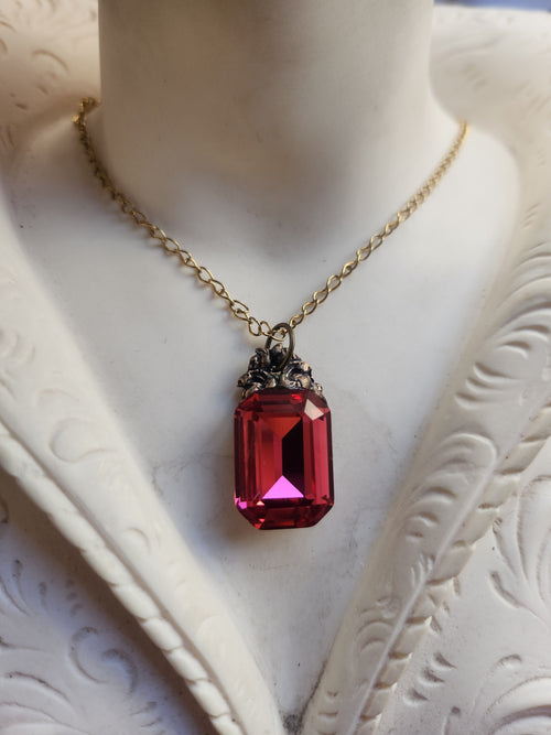 Colección Resonancia Arcana – Colgante de Bronce Hecho a Mano con Cristal Octogonal Rojo