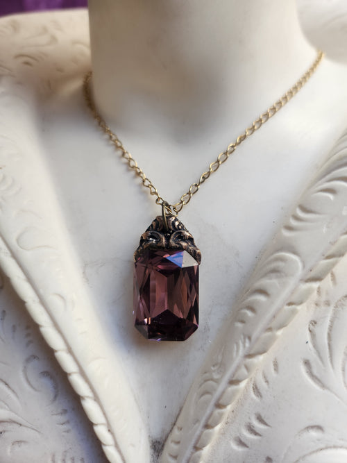 Colección Resonancia Arcana – Dije de Bronce Hecho a Mano con Cristal Octogonal Rosa Palo
