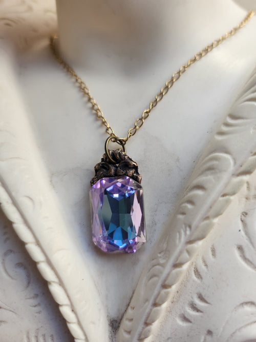 Colección Resonancia Arcana – Dije de Bronce Hecho a Mano con Cristal Octogonal Rosa y Azul