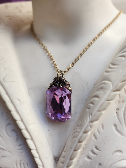Coleção Ressonância Arcana – Pendente artesanal em bronze com cristal octogonal rosa lavanda
