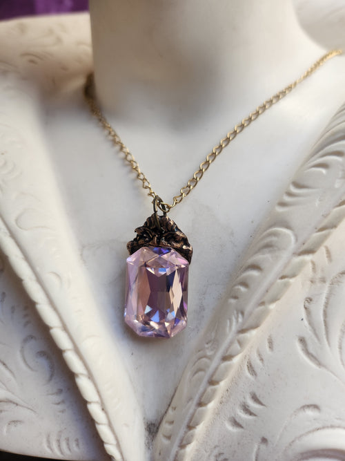 Coleção Ressonância Arcana – Pendente artesanal em bronze com cristal octogonal rosa claro