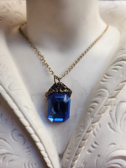 Colección Resonancia Arcana – Colgante de Bronce Hecho a Mano con Cristal Octagonal Azul