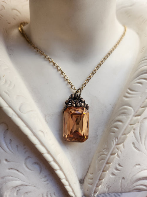 Colección Resonancia Arcana – Colgante de Bronce Hecho a Mano con Cristal Octogonal Ámbar Suave