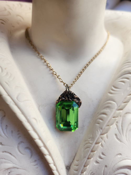 Colección Resonancia Arcana – Dije de Bronce Hecho a Mano con Cristal Octogonal Verde