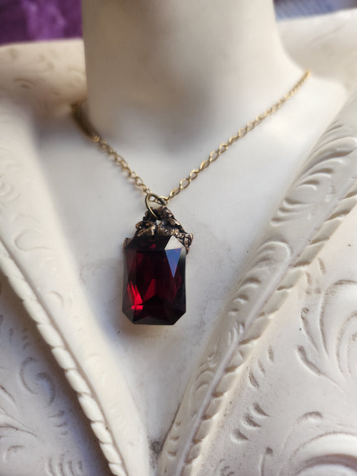 Colección Resonancia Arcana – Colgante de Bronce Hecho a Mano con Cristal Octogonal Rojo Oscuro