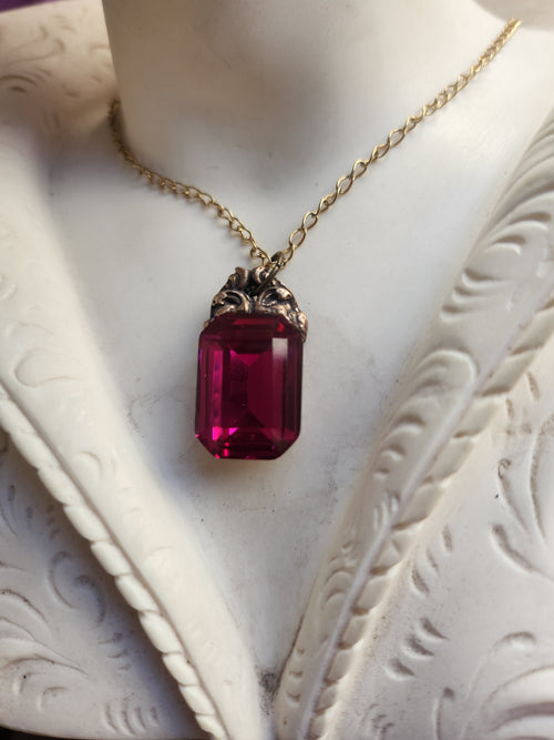 Colección Resonancia Arcana – Colgante de Bronce Hecho a Mano con Cristal Octogonal Fucsia
