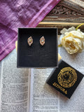Colección Resonancia Arcana - Pendientes de Bronce, Ópalo Amarillo y Cristal hechos a mano