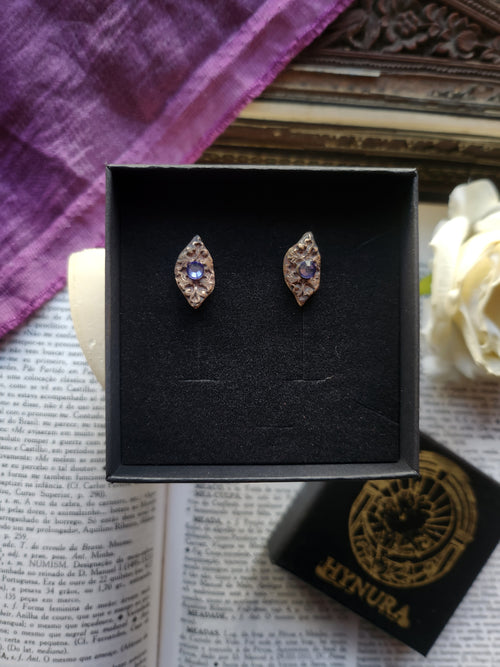 Coleção Ressonância Arcana - Brincos artesanais em bronze com cristais lilás