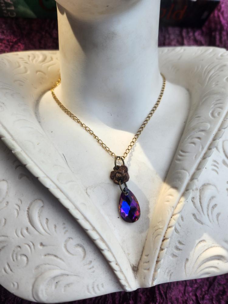 Colección Rosarium - Colgante de rosa de bronce hecho a mano con cristal fucsia.