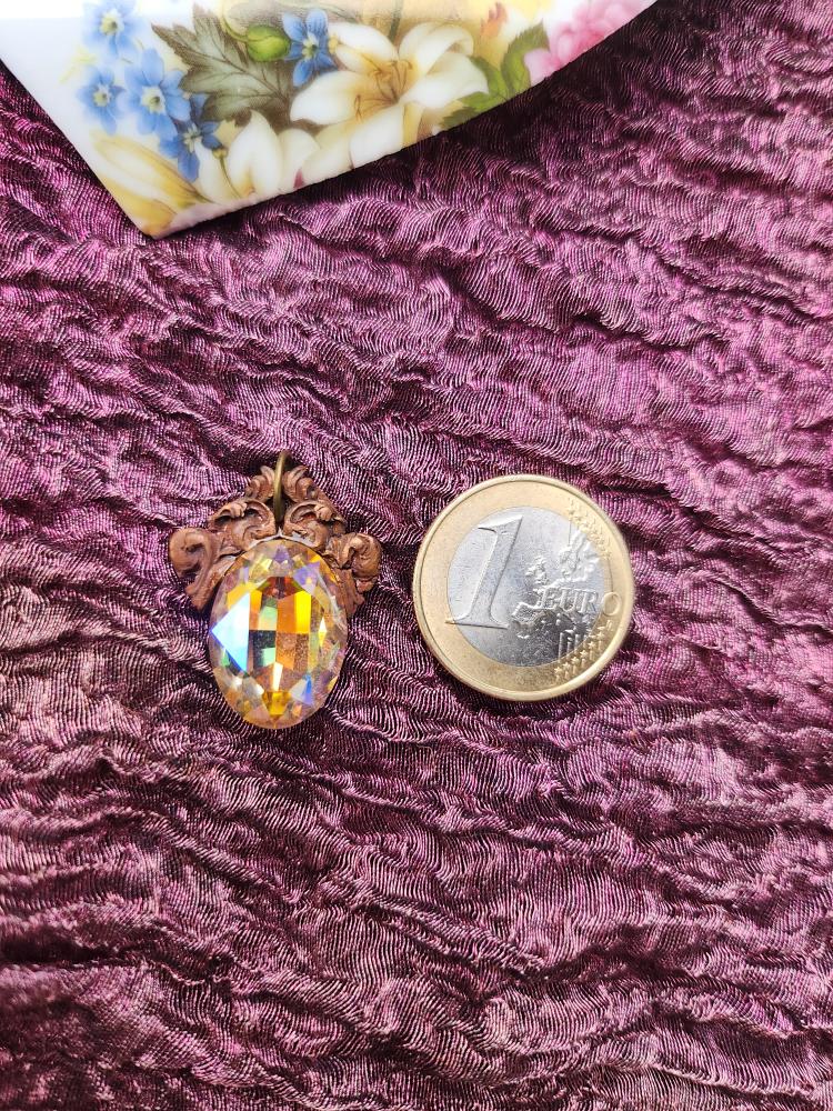 Coleção Ressonância Arcana – Pendente de cobre feito à mão com cristal oval iridescente