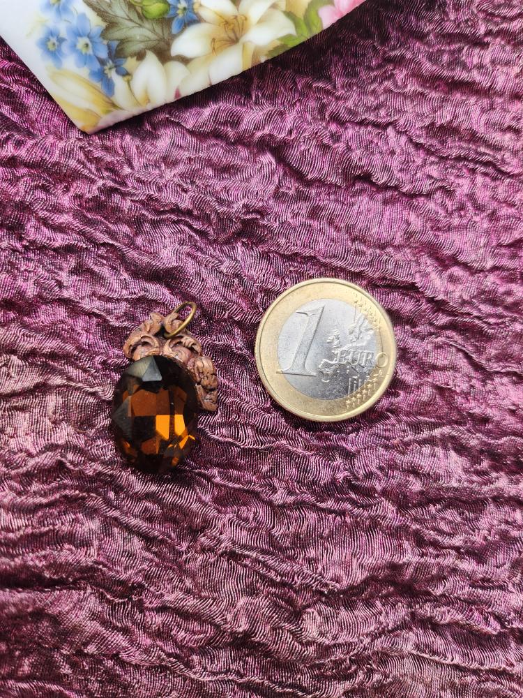 Colección Resonancia Arcana – Colgante de cobre hecho a mano con cristal ovalado marrón