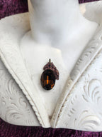 Colección Resonancia Arcana – Colgante de cobre hecho a mano con cristal ovalado marrón