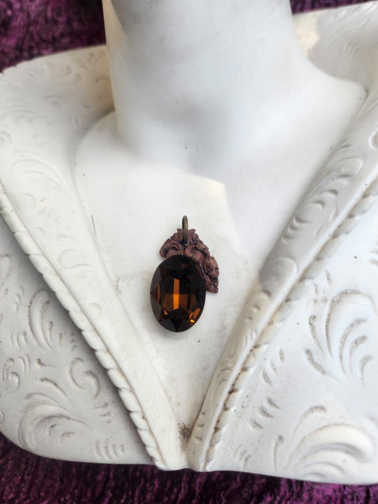 Coleção Ressonância Arcana – Pendente artesanal em cobre com cristal oval castanho