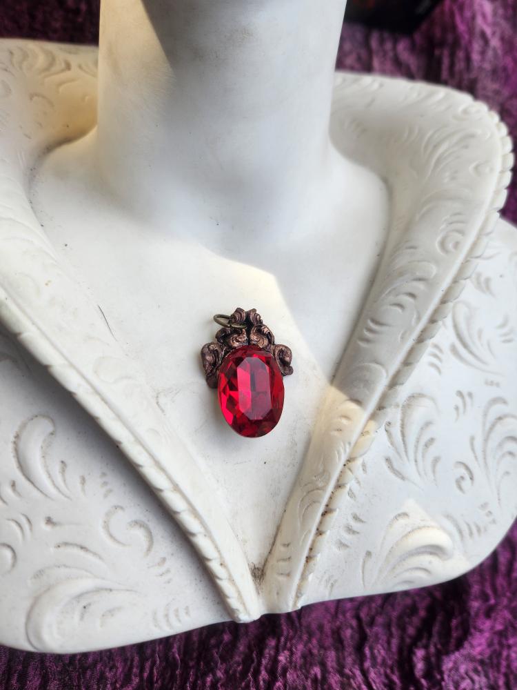 Colección Resonancia Arcana – Colgante de cobre hecho a mano con cristal ovalado rojo