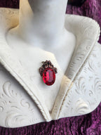 Colección Resonancia Arcana – Colgante de cobre hecho a mano con cristal ovalado rojo