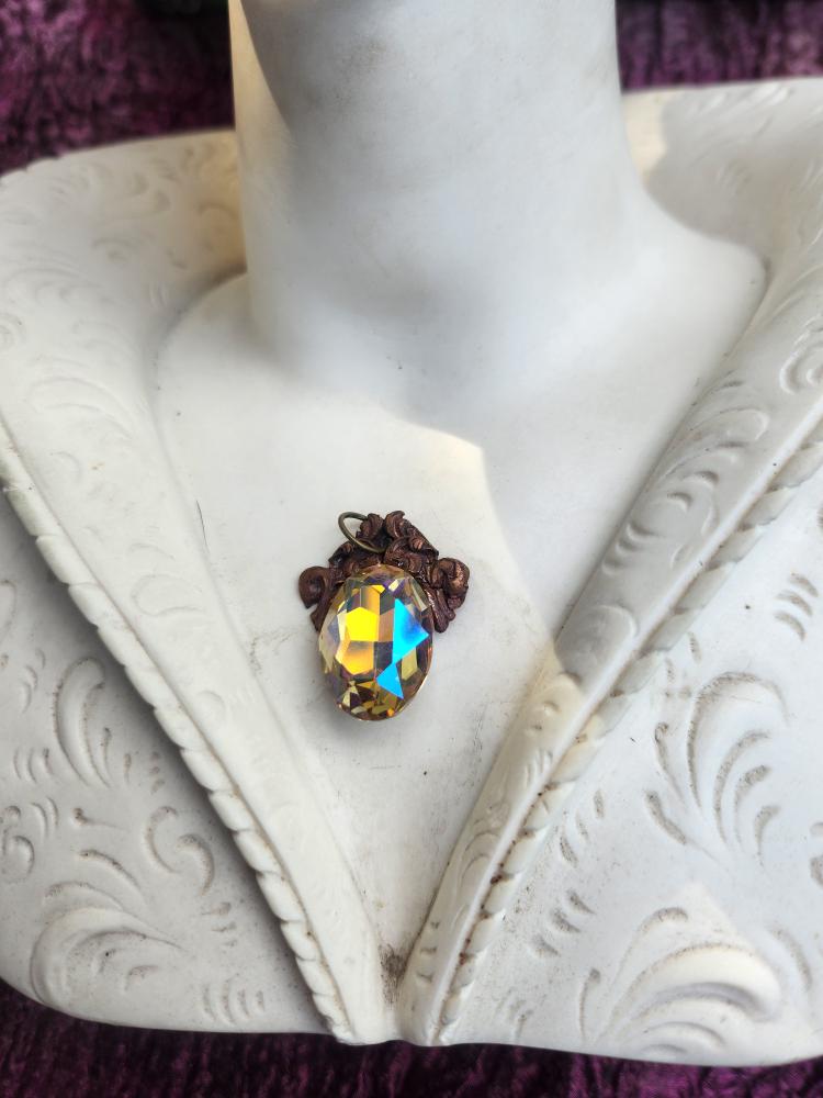Coleção Ressonância Arcana – Pendente de cobre feito à mão com cristal oval iridescente