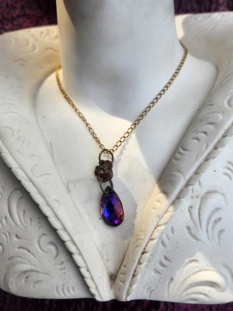 Colección Rosarium - Colgante de rosa de bronce hecho a mano con cristal fucsia.