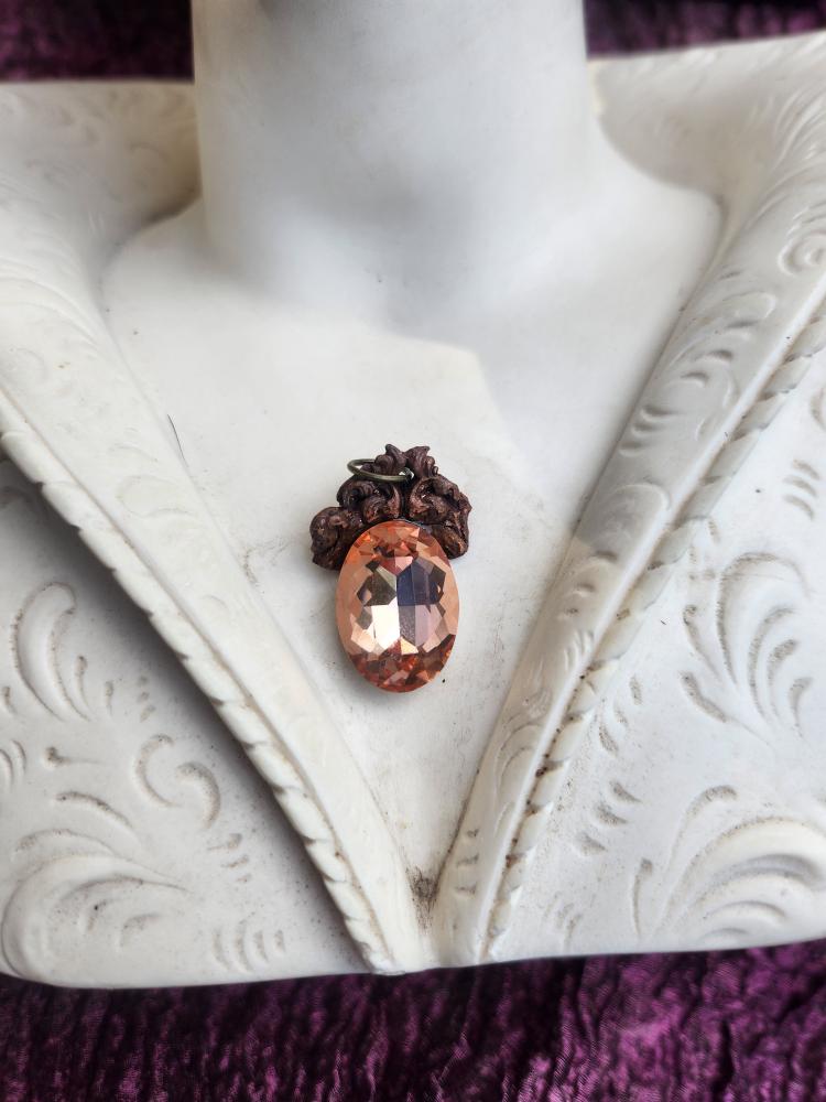 Coleção Ressonância Arcana – Pendente artesanal em cobre com cristal oval salmão