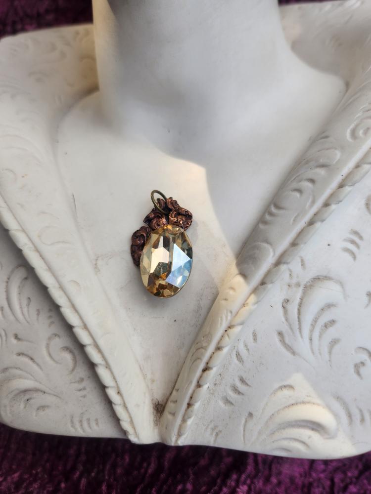 Coleção Ressonância Arcana – Pendente artesanal em cobre com cristal oval âmbar claro