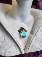 Coleção Ressonância Arcana – Pendente de cobre feito à mão com cristal oval iridescente