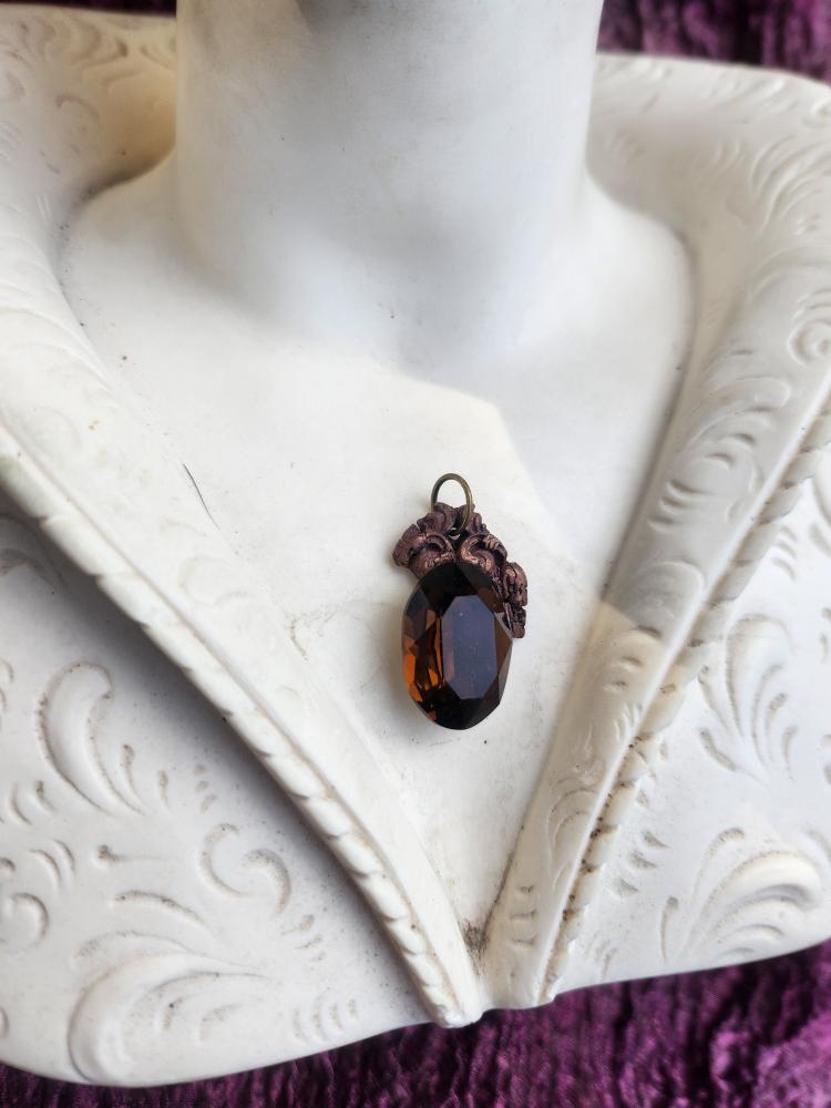 Coleção Ressonância Arcana – Pendente artesanal em cobre com cristal oval castanho