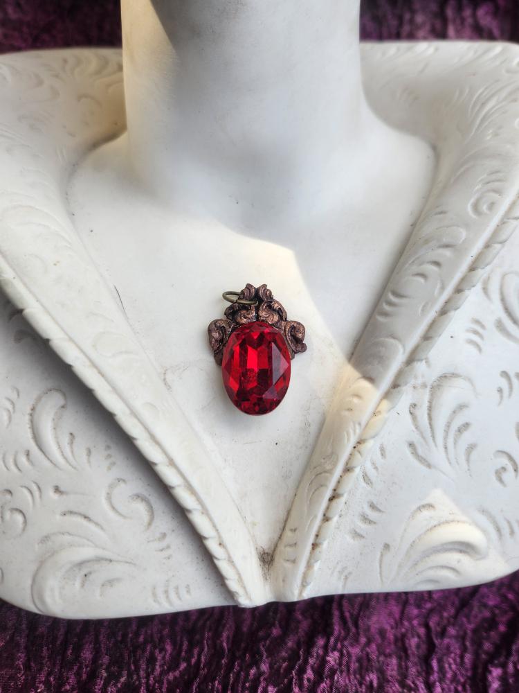 Colección Resonancia Arcana – Colgante de cobre hecho a mano con cristal ovalado rojo