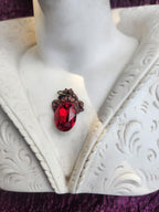 Colección Resonancia Arcana – Colgante de cobre hecho a mano con cristal ovalado rojo