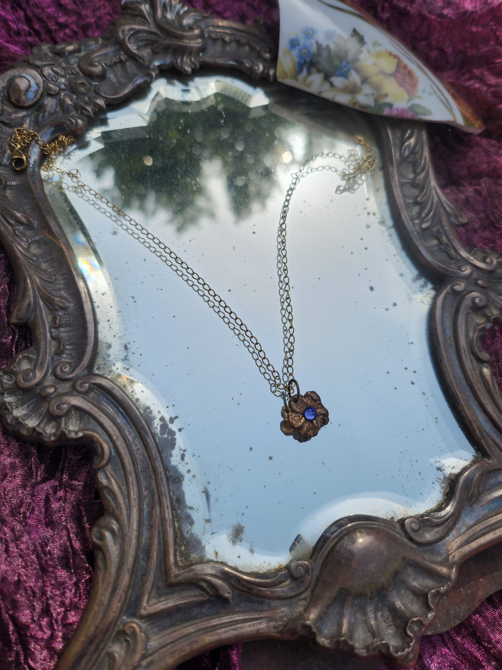 Colección Eternal Bloom – Colgante de flor de bronce hecho a mano con cristal de tanzanita.