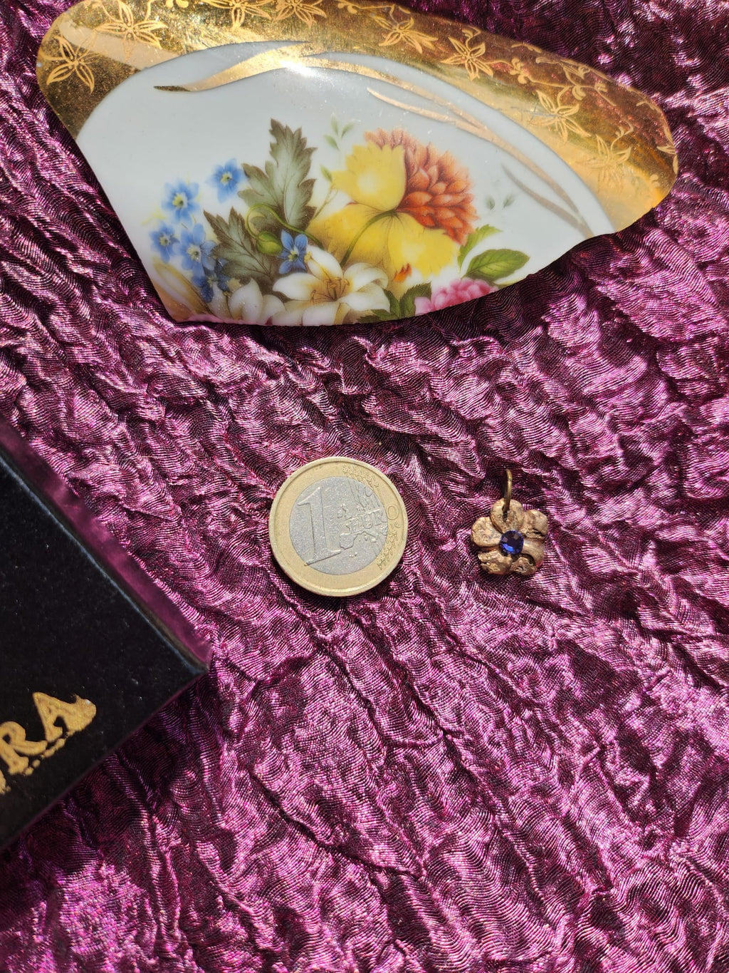 Colección Eternal Bloom – Colgante de flor de bronce hecho a mano con cristal de tanzanita.