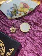 Colección Eternal Bloom – Colgante de flor de bronce hecho a mano con cristal verde.