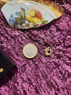 Colección Eternal Bloom – Colgante de flor de bronce hecho a mano con cristal azul real.