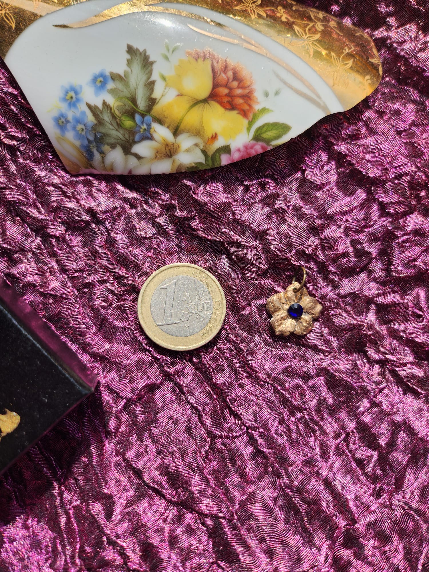 Colección Eternal Bloom – Colgante de flor de bronce hecho a mano con cristal azul real.