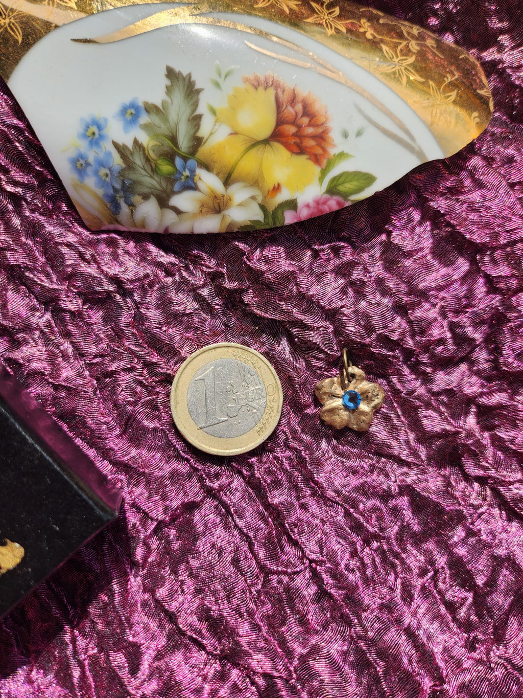 Colección Eternal Bloom – Colgante de flor de bronce hecho a mano con cristal azul claro.