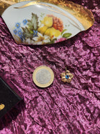 Colección Eternal Bloom – Colgante de flor de bronce hecho a mano con cristal azul claro.