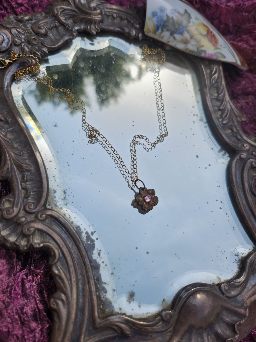 Colección Eternal Bloom – Colgante de flor de bronce hecho a mano con cristal rosa claro.