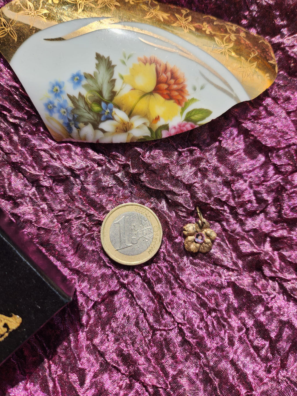 Colección Eternal Bloom – Colgante de flor de bronce hecho a mano con cristal rosa claro.