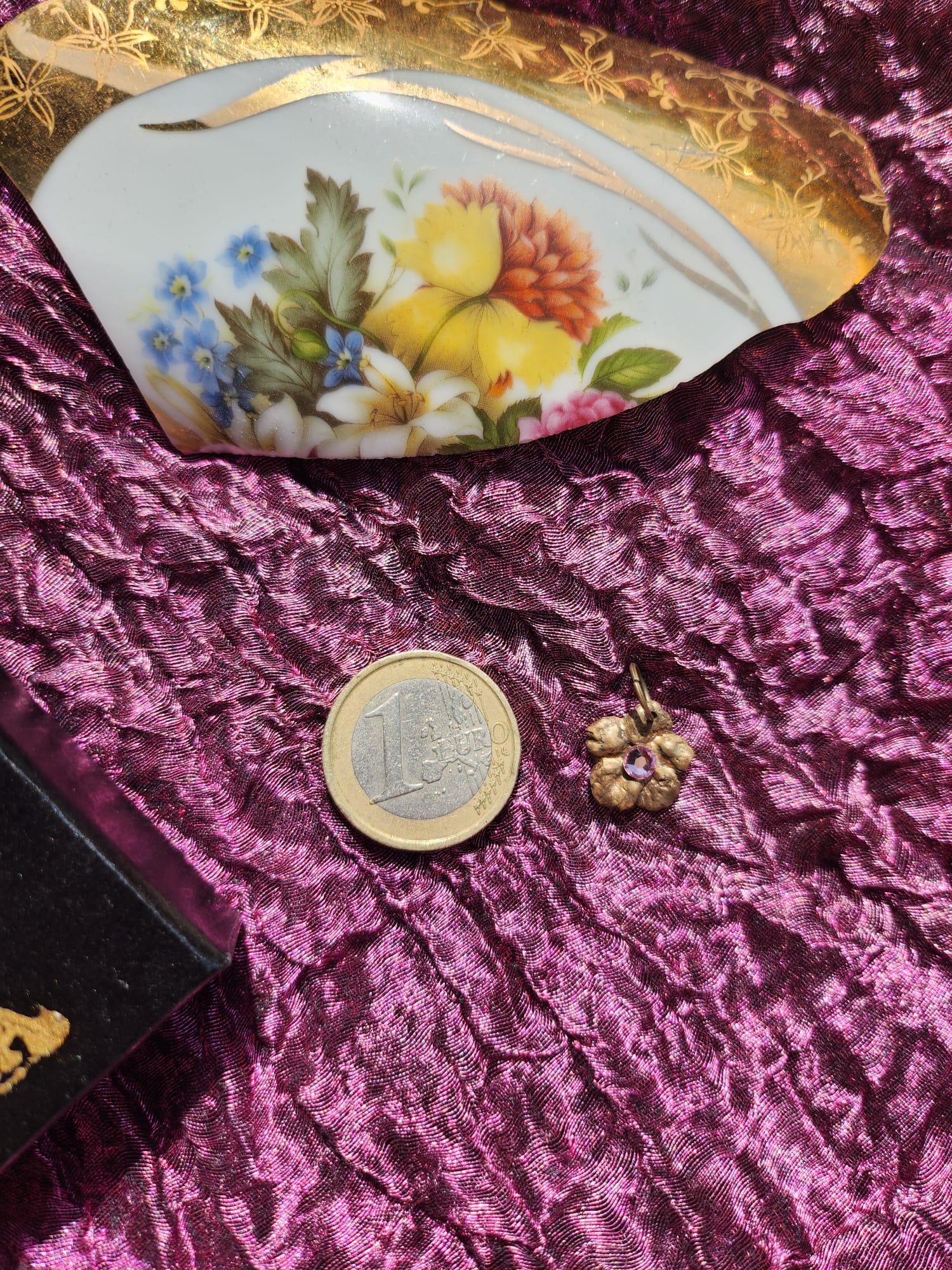 Colección Eternal Bloom – Colgante de flor de bronce hecho a mano con cristal rosa claro.