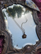 Colección Eternal Bloom – Colgante de flor de bronce hecho a mano con cristal de ópalo amarillo.