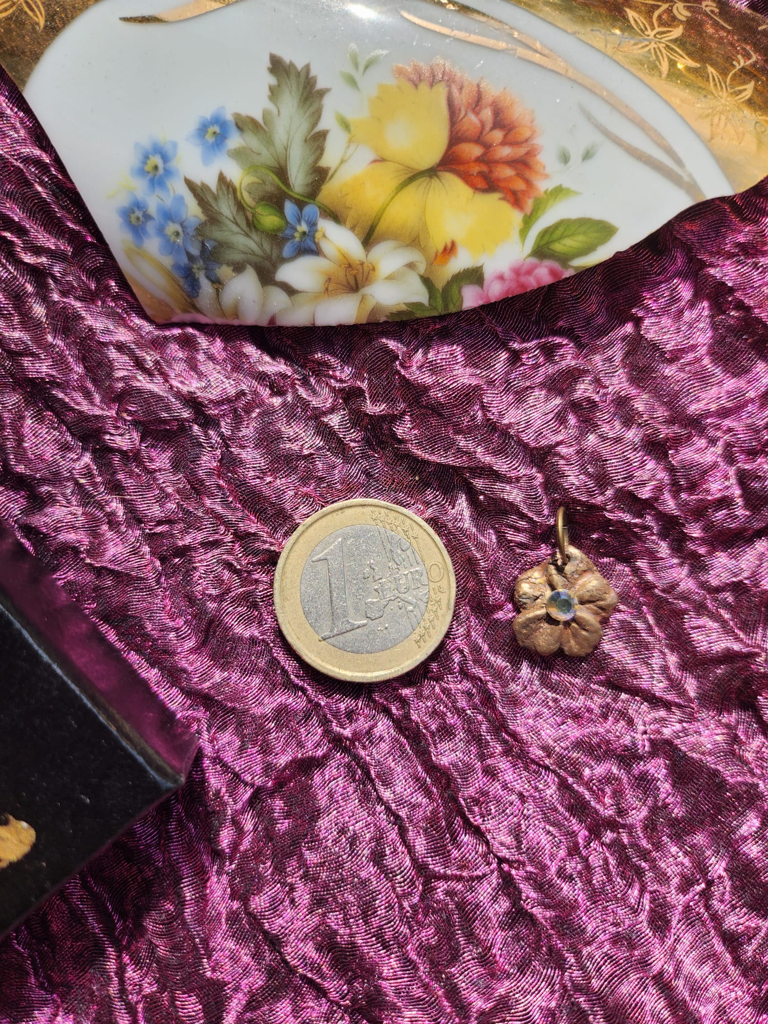 Colección Eternal Bloom – Colgante de flor de bronce hecho a mano con cristal de ópalo amarillo.