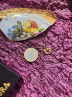 Colección Eternal Bloom – Colgante de flor de bronce hecho a mano con cristal multicolor.