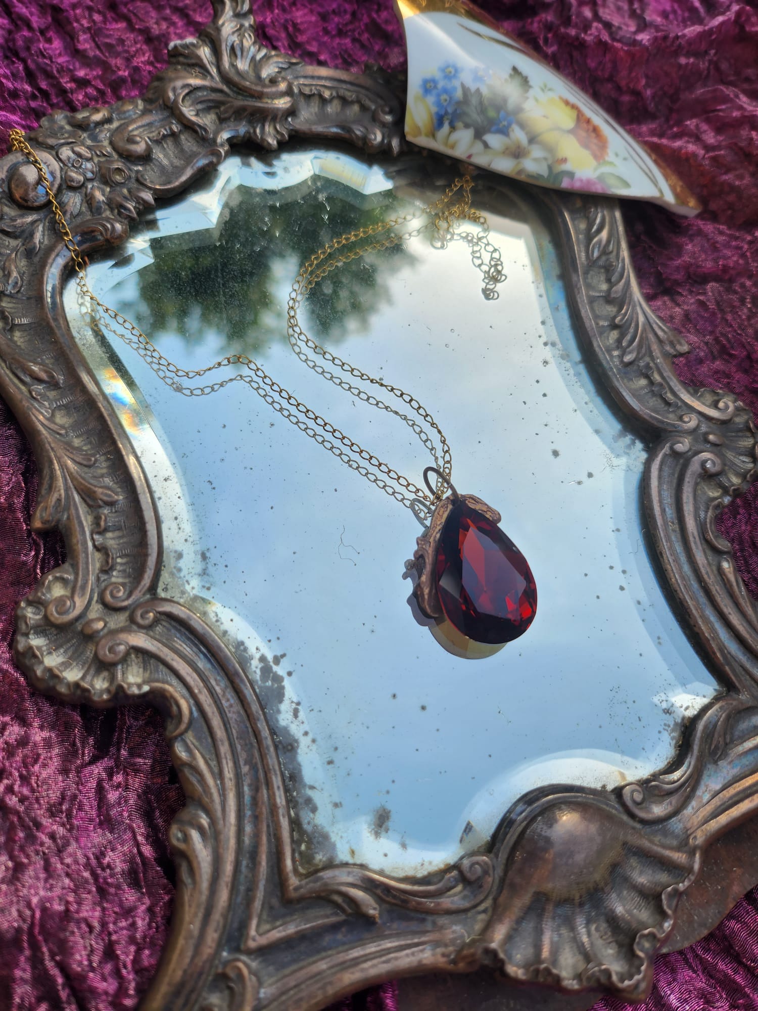 Colección Barroco Místico – Colgante de bronce hecho a mano con cristal marrón en forma de lágrima.