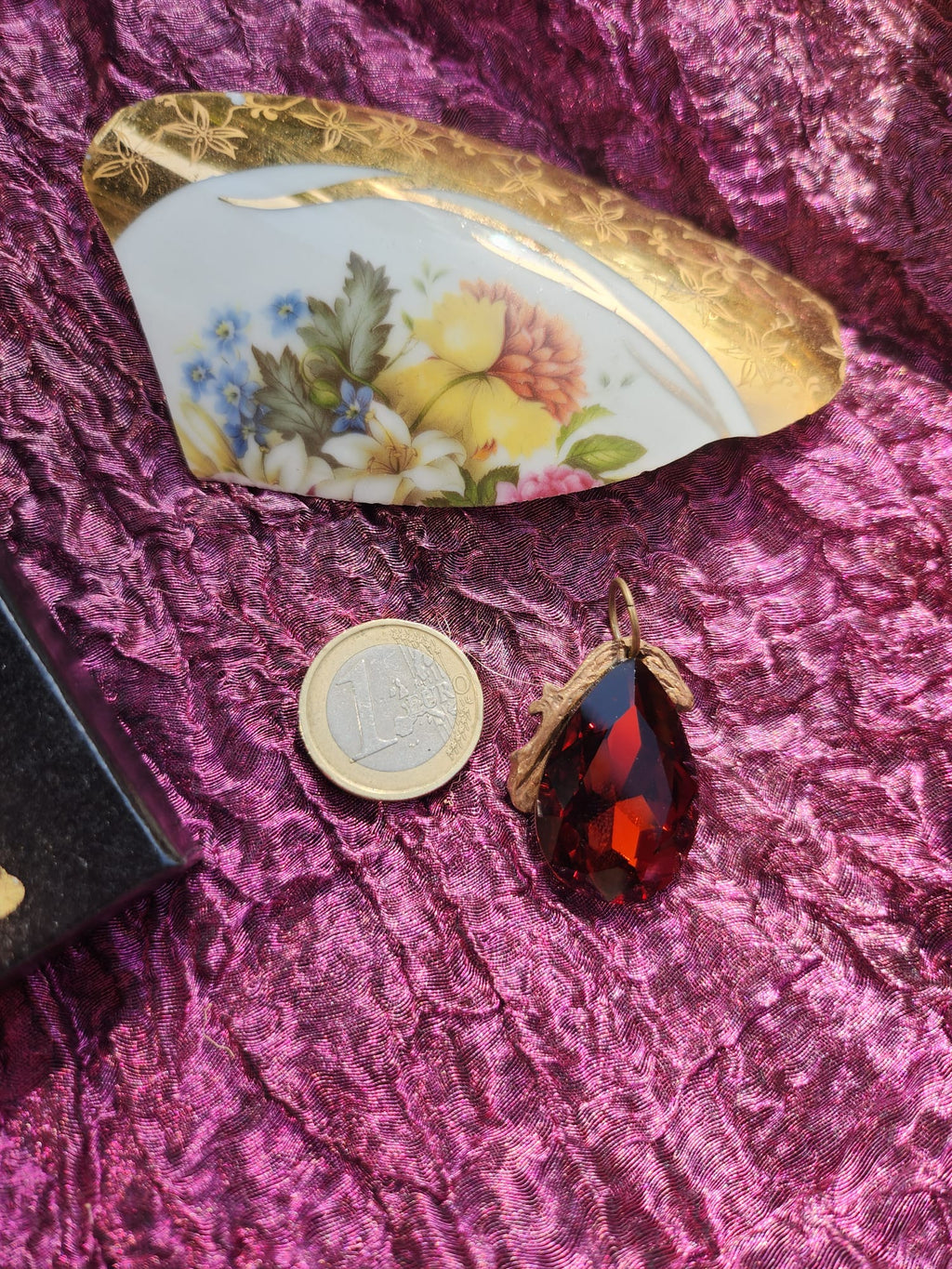 Coleção Barroca Mística – Pendente artesanal em bronze com cristal castanho em forma de lágrima