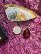 Coleção Barroca Mística – Pendente artesanal em bronze com cristal castanho em forma de lágrima